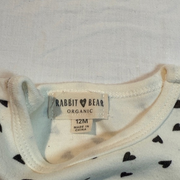 Rabbit + Bear - Organic short sleeve Baby Tee with Heart Print - Picture 2 of 3